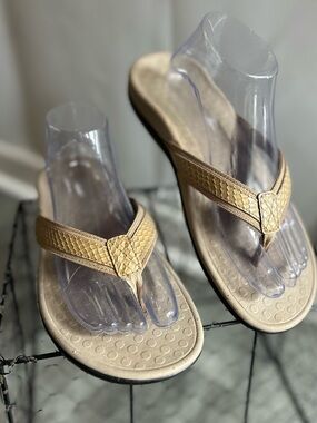 Vionic Snake Print Thong Sandals 9 Orthotic Comfort Arch Support Beige Beach